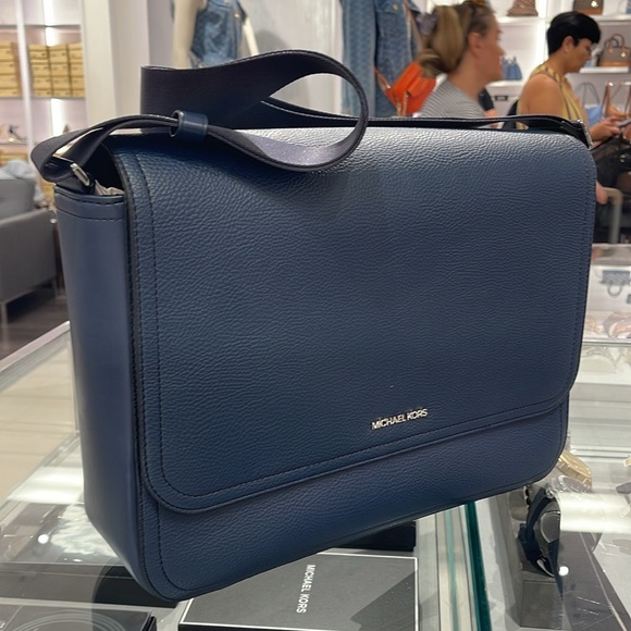 MICHAEL KORS
Cooper Messenger Laptop Bag
Navy
 NWT - Picture 16 of 16